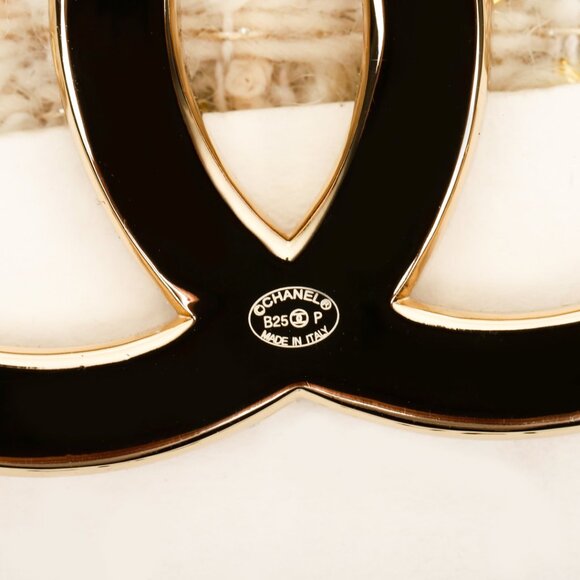 CHANEL‘s Classic Diamond-encrusted Brooch - Picture 6 of 7